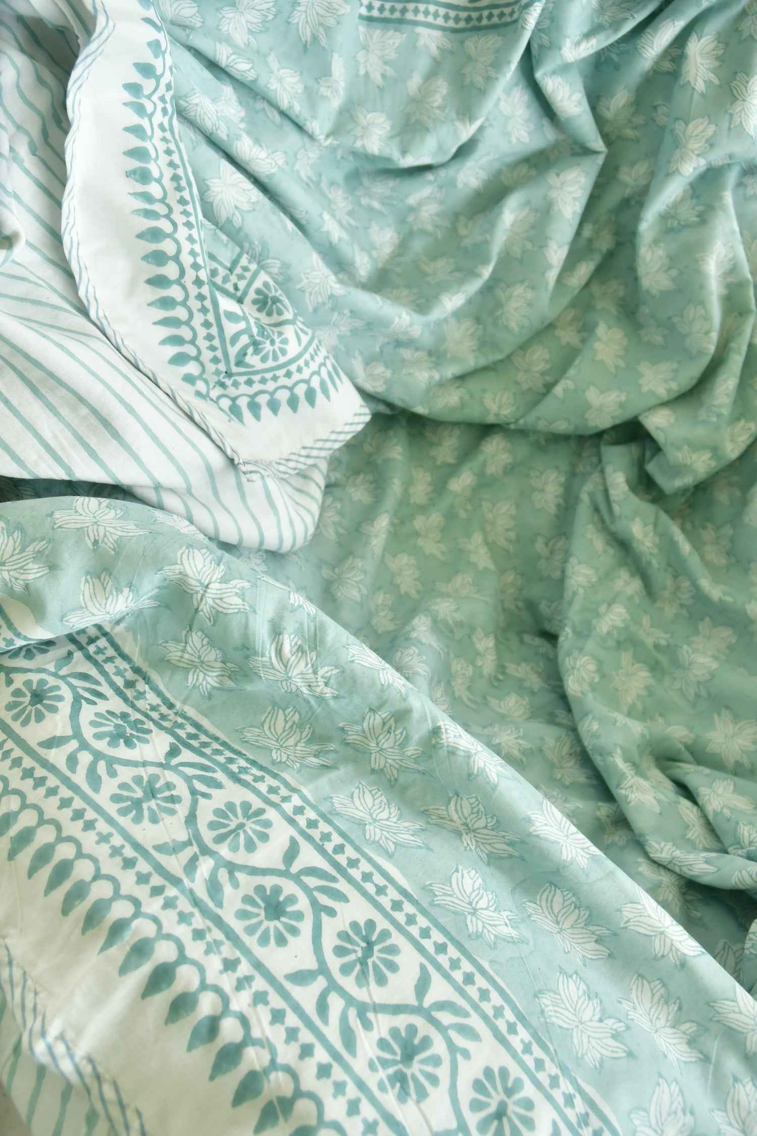 Sea Green Water Lily Dohar : Premium Comfort