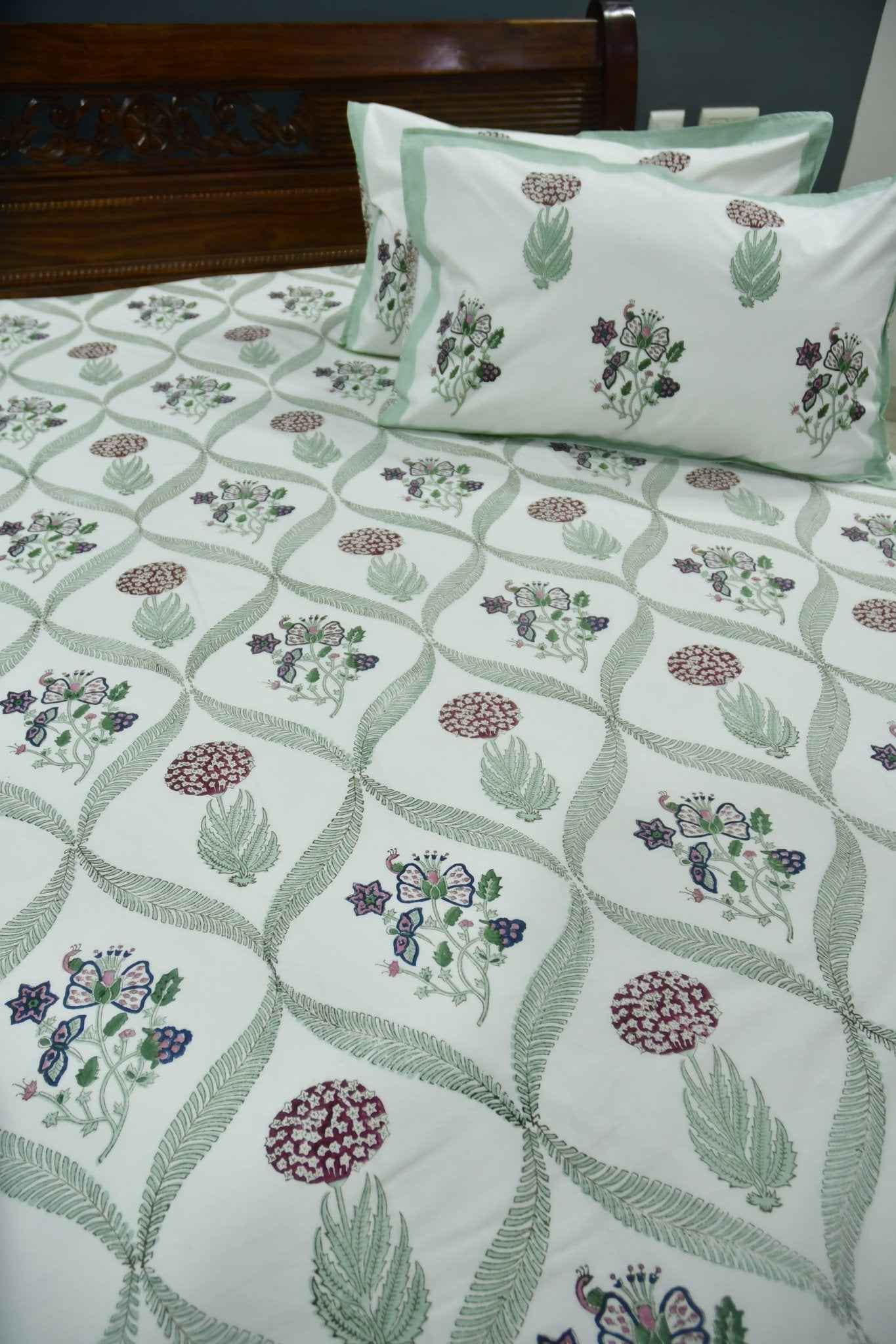 Butterfly and Floral Bedsheet - Luxurious Comfort