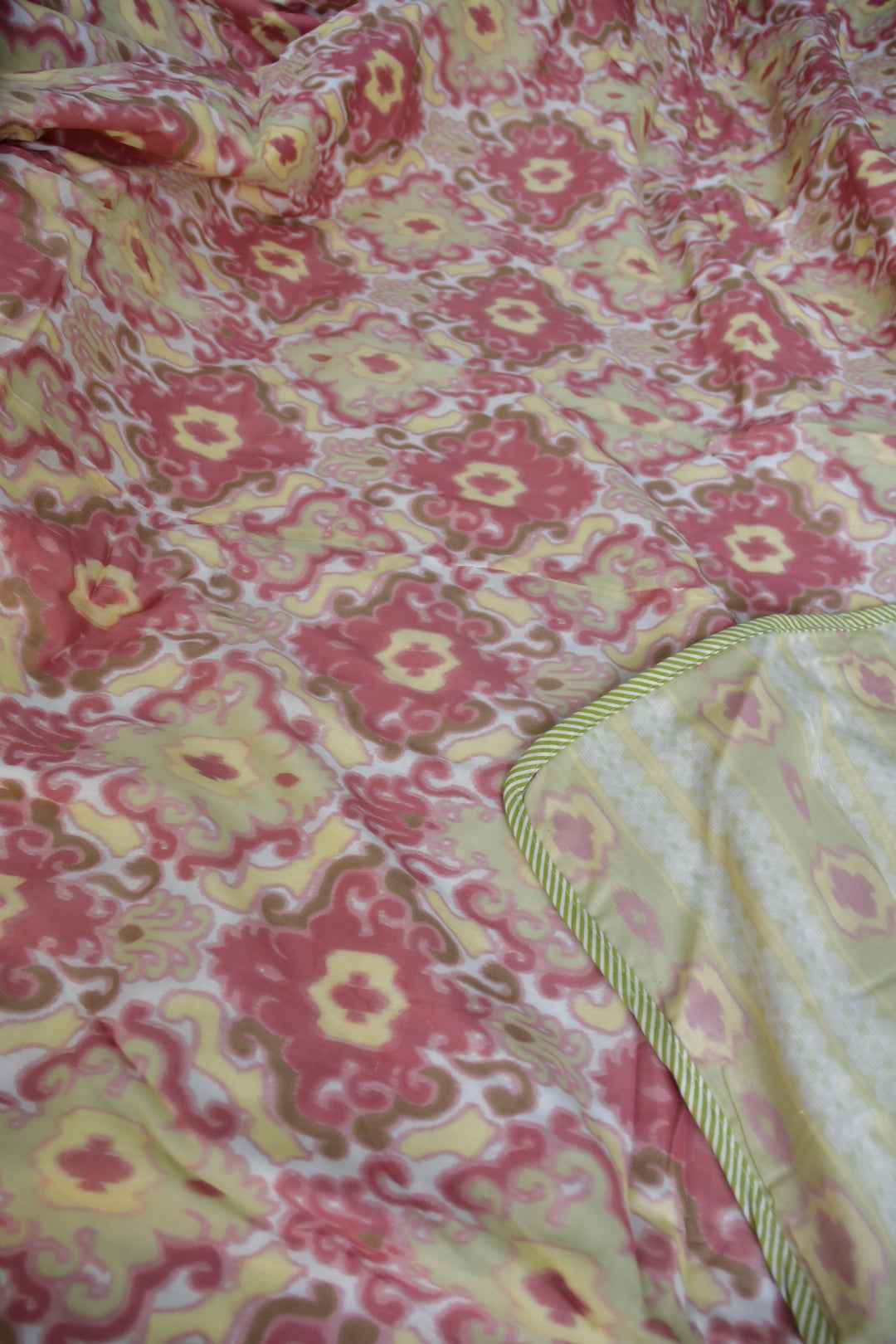 Pink Ikkat Mul Mul Reversible Dohar : Simple & Elegant