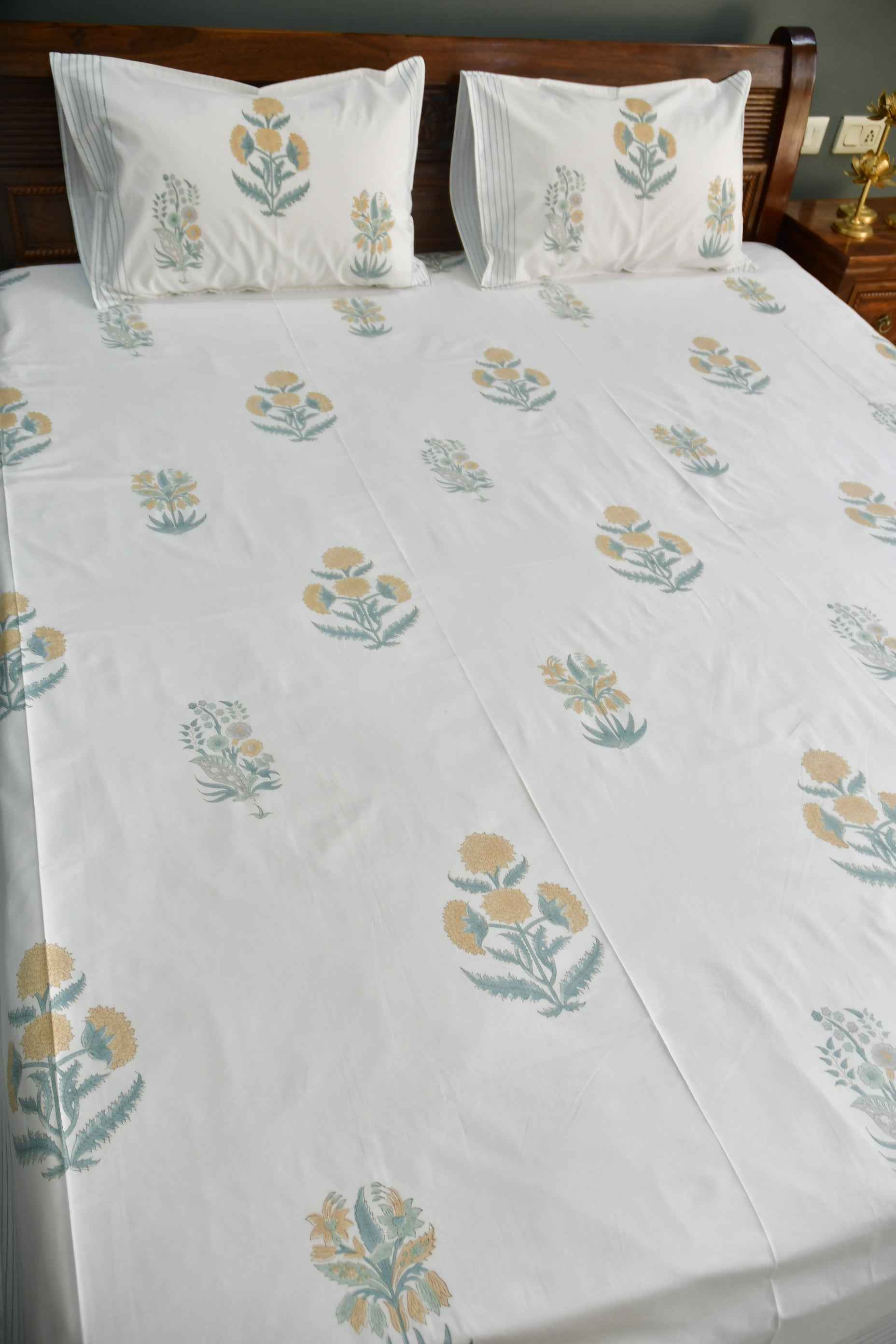 Peach Bliss Bedsheet: Soft Comfort & Style