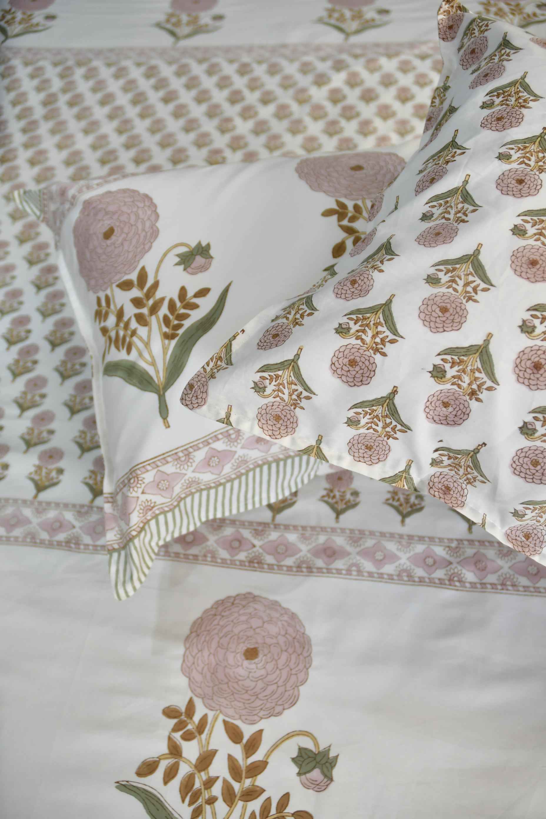 Pink Phool Bed Sheet: Floral Charm & Comfort