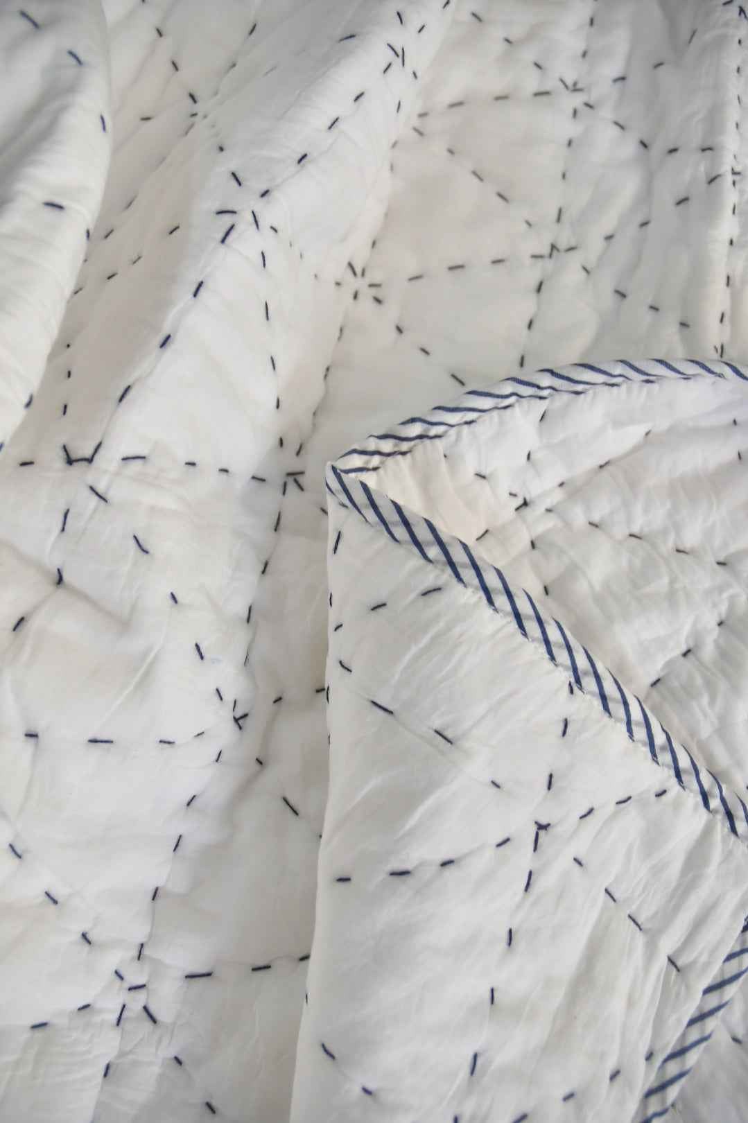Snow White Kantha Stitch Jaipuri Cotton Quilt – Premium Mul Mul Rajai