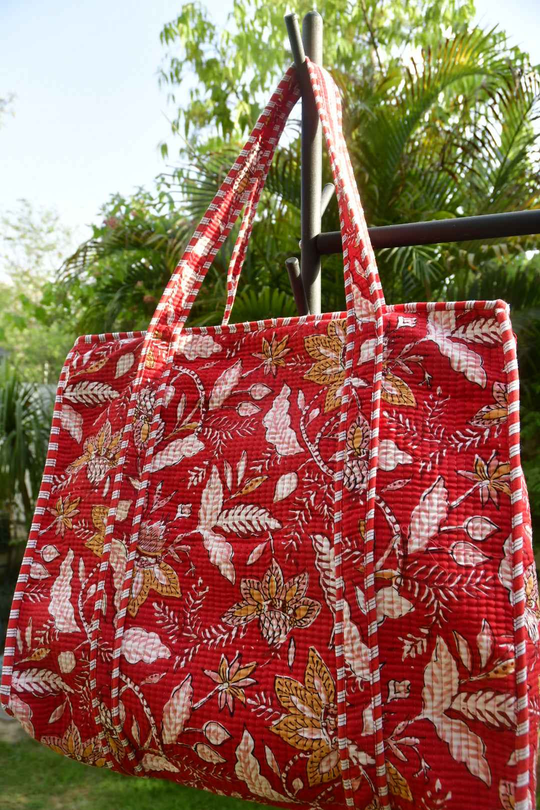 Lovely Red Zipper Tote Bag: Hand-Blocked Beauty
