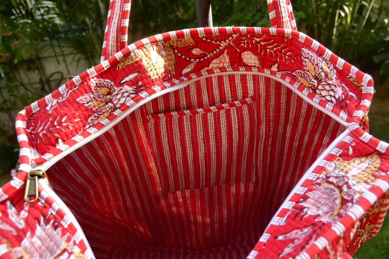 Lovely Red Zipper Tote Bag: Hand-Blocked Beauty