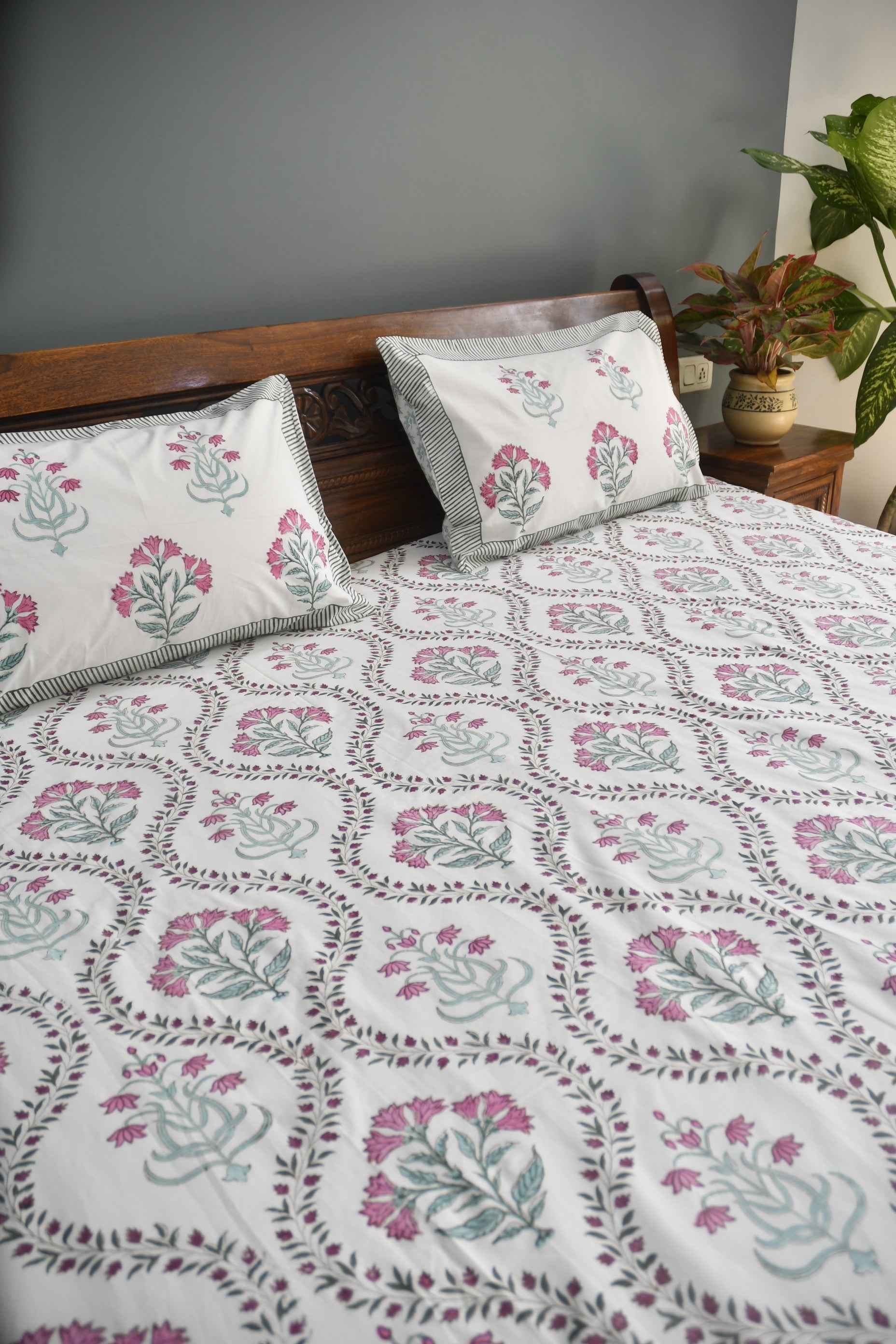 Gulaabi jaal Bedsheet - Timeless Elegance