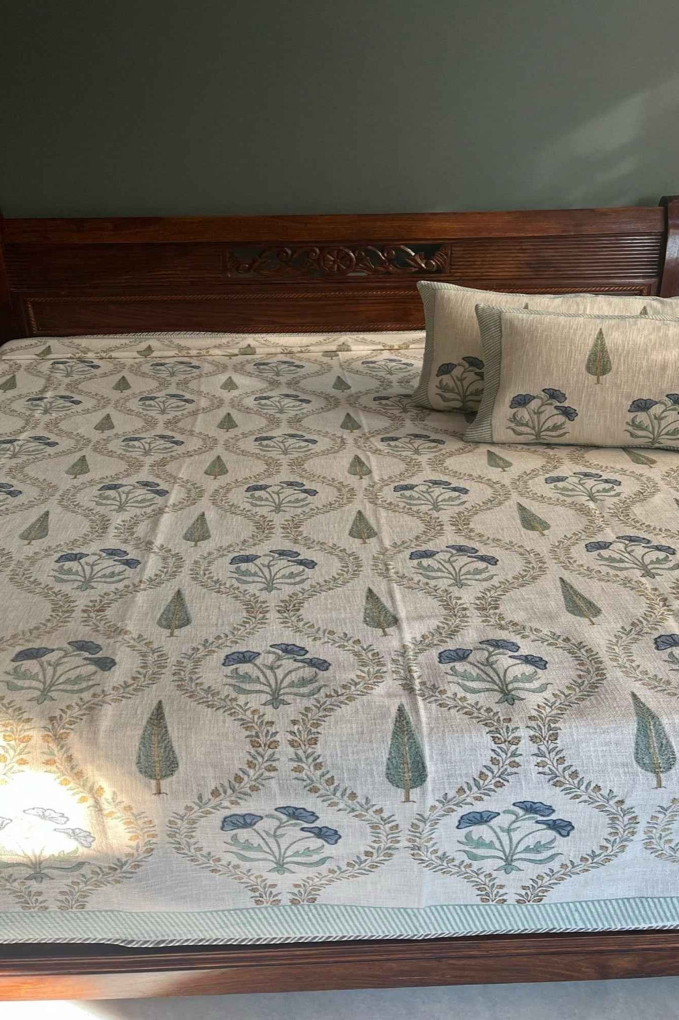 Cypress Mughal Jaal Handloom Bed Cover & Bedding Set