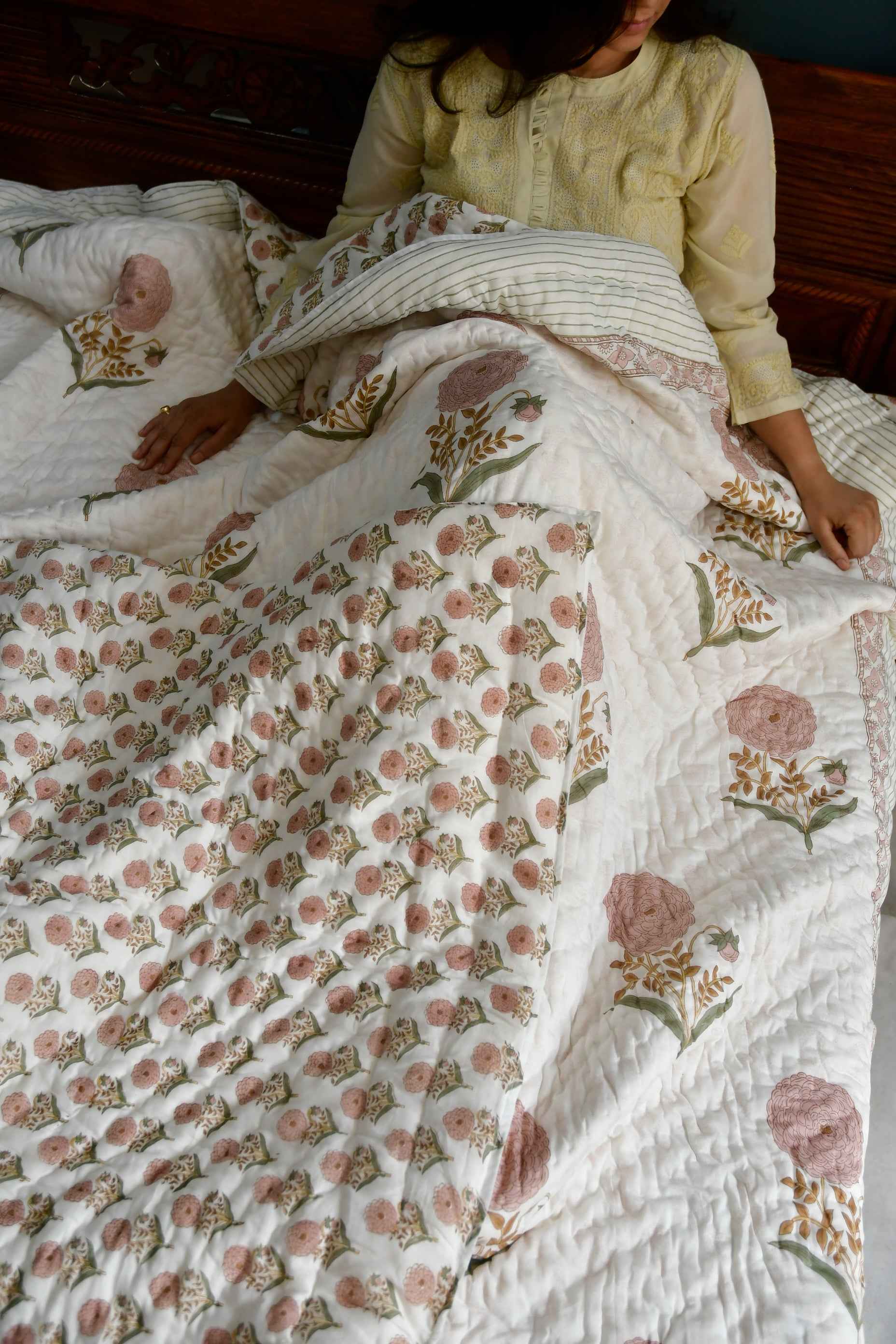 Pink Phool Quilt: Experience Floral Beauty & Cozy Comfort