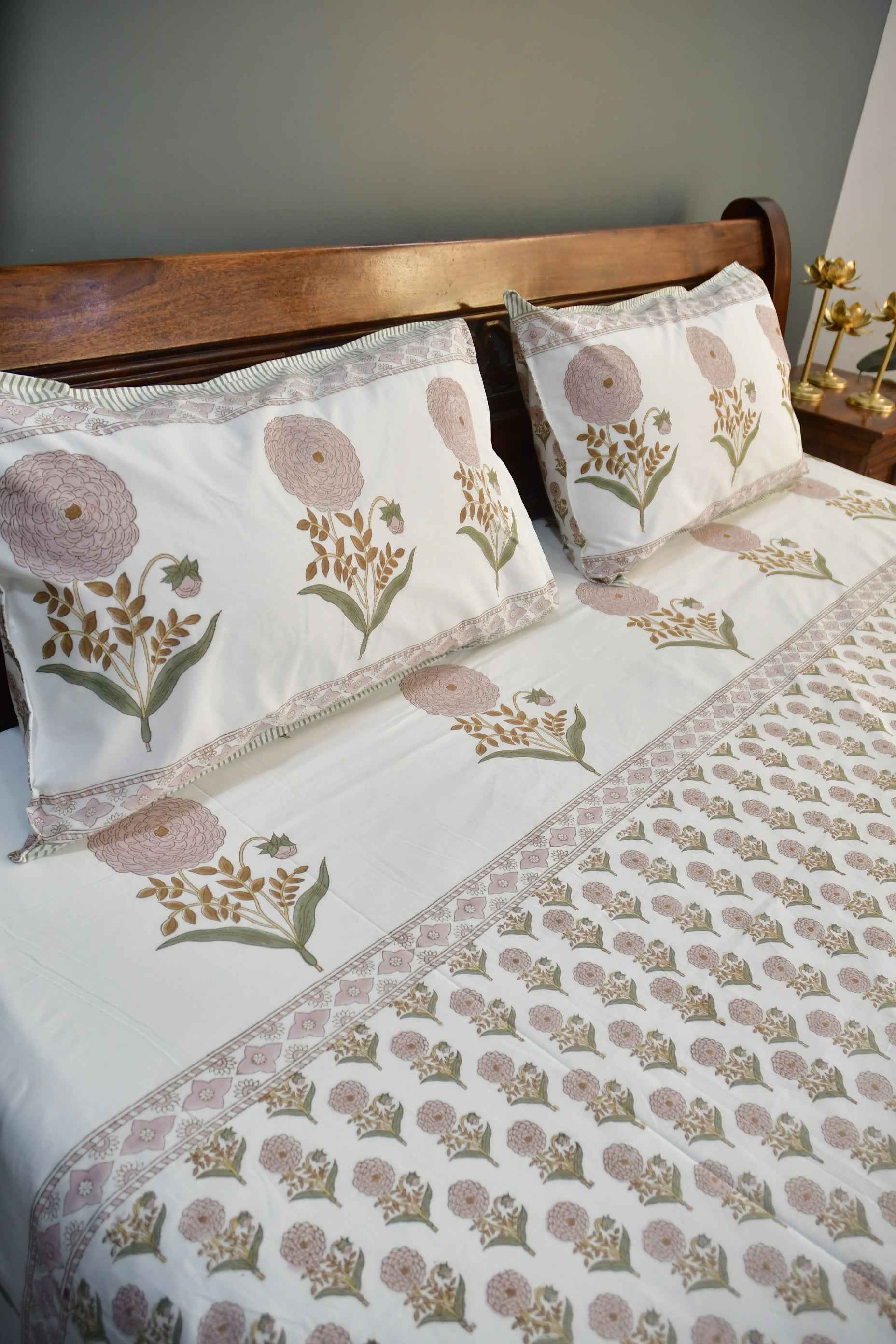 Pink Phool Bed Sheet: Floral Charm & Comfort
