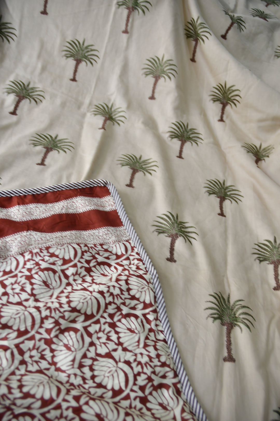 Beige and maroon dohar