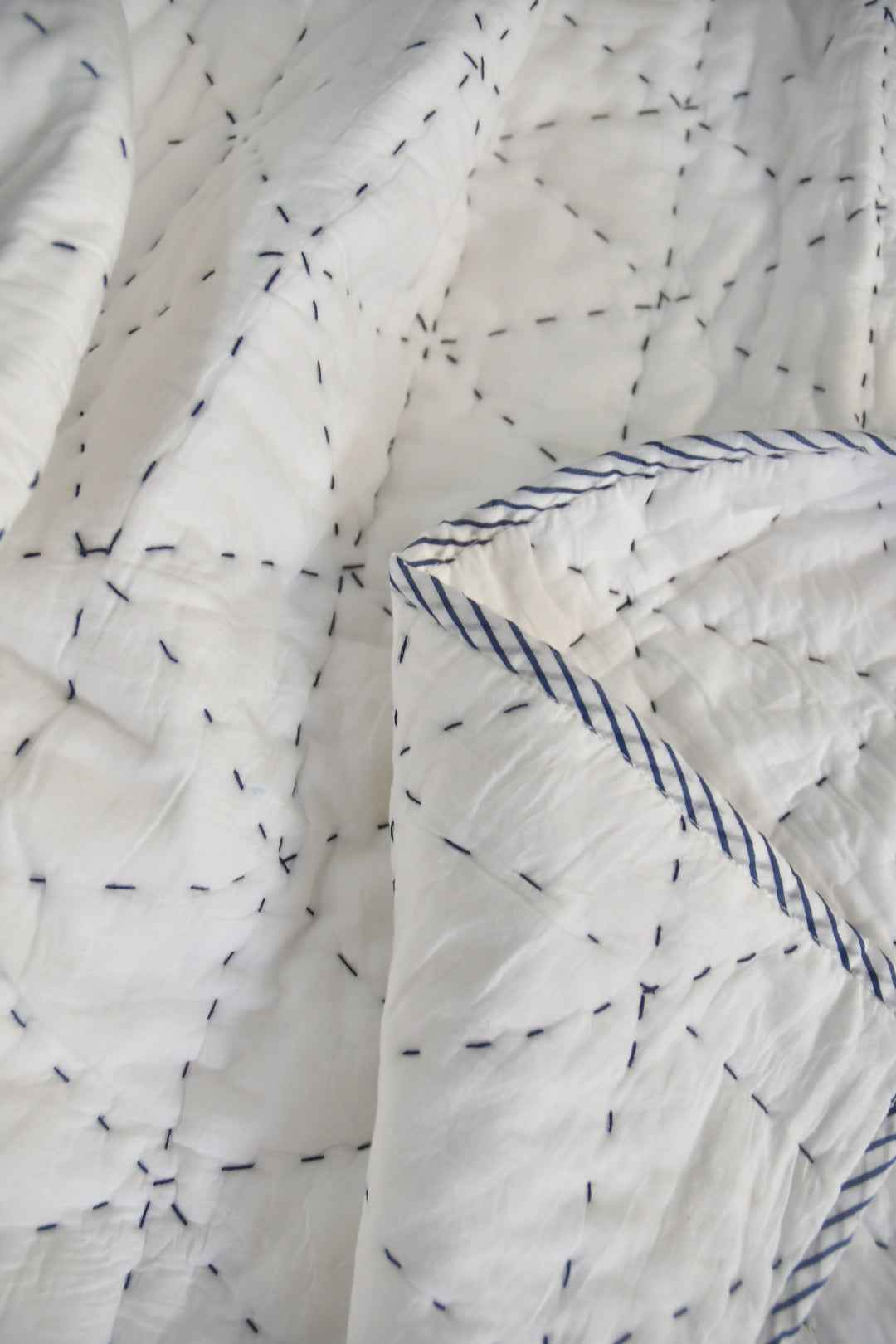 Snow White Kantha Stitch Jaipuri Cotton Quilt – Premium Mul Mul Rajai