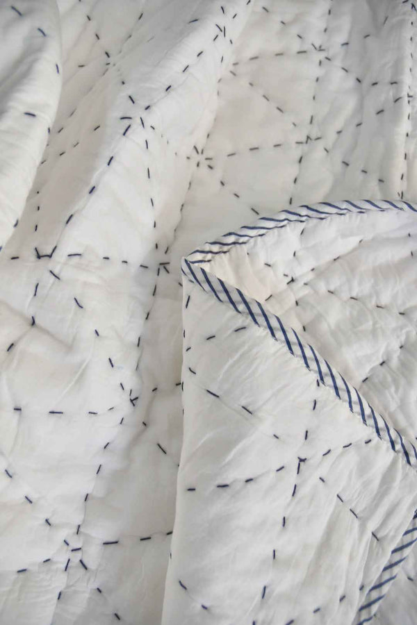 Snow White Kantha Stitch Jaipuri Cotton Quilt – Premium Mul Mul Rajai
