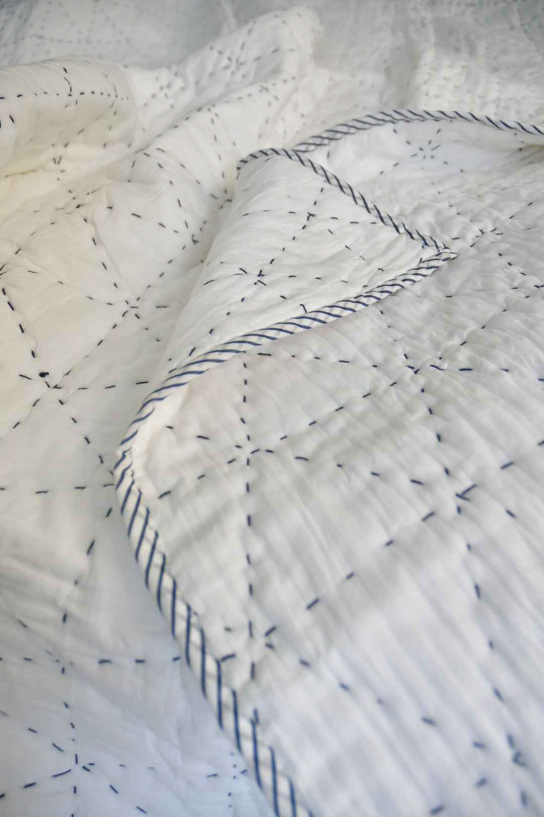 Snow White Kantha Stitch Jaipuri Cotton Quilt – Premium Mul Mul Rajai