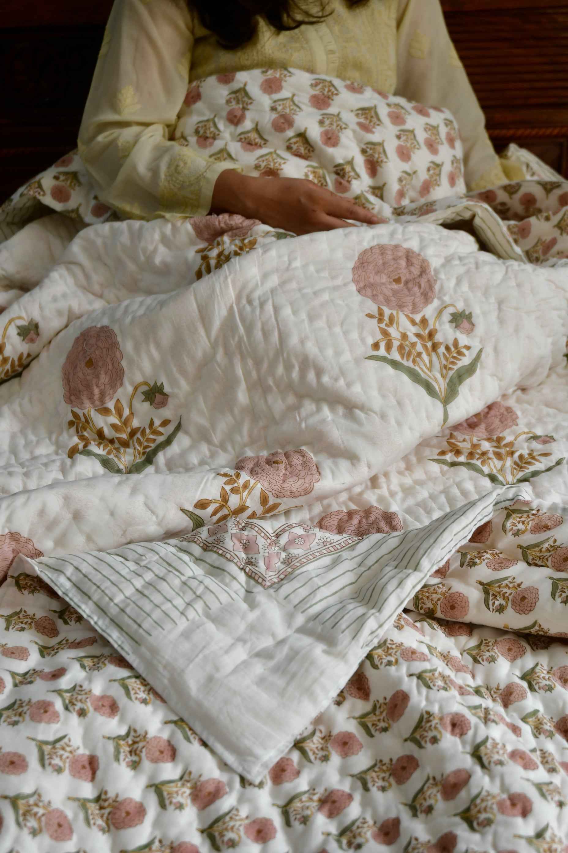 Pink Phool Quilt: Experience Floral Beauty & Cozy Comfort