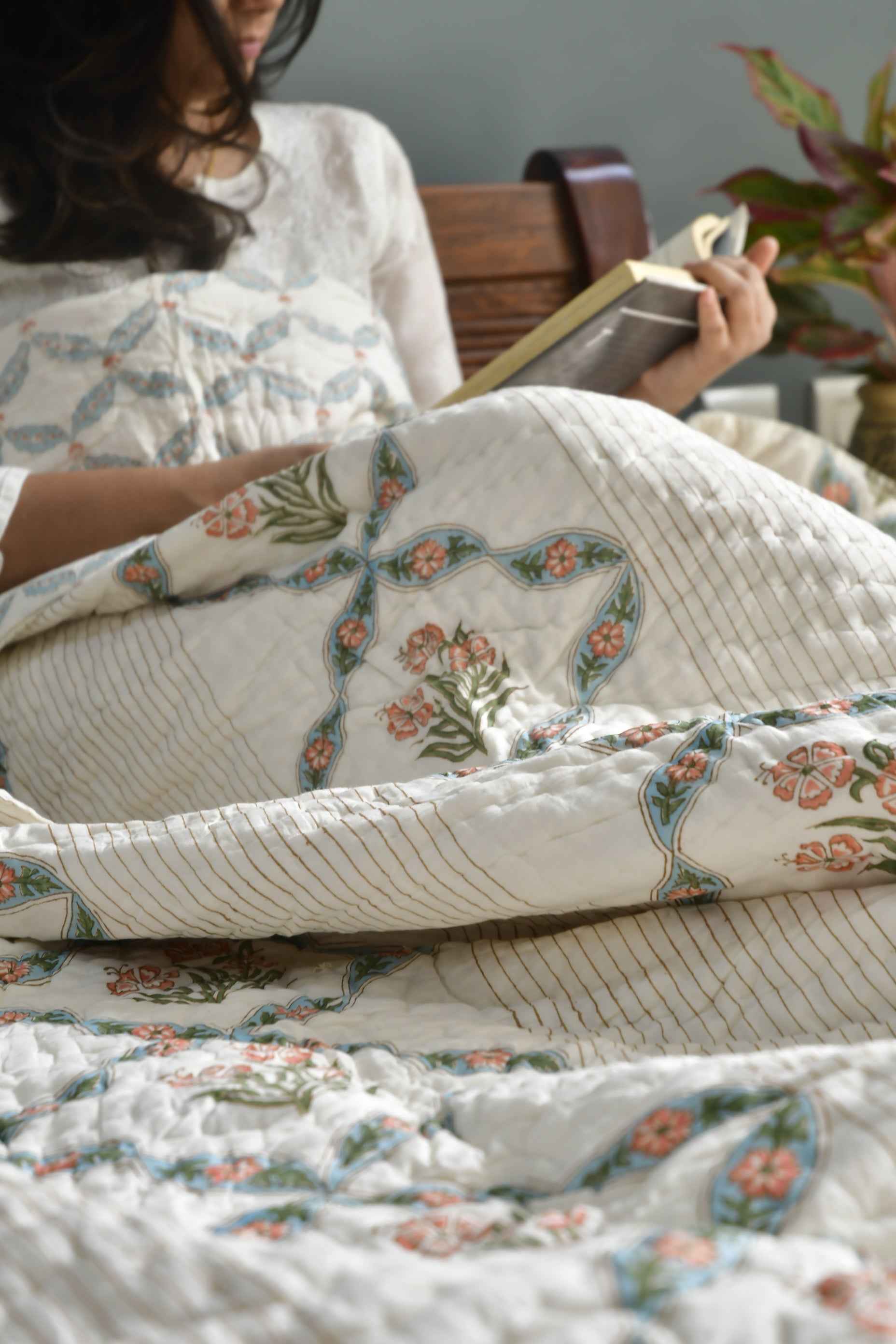 Jaipur Elegance: Floral Jaal Off-White Quilt