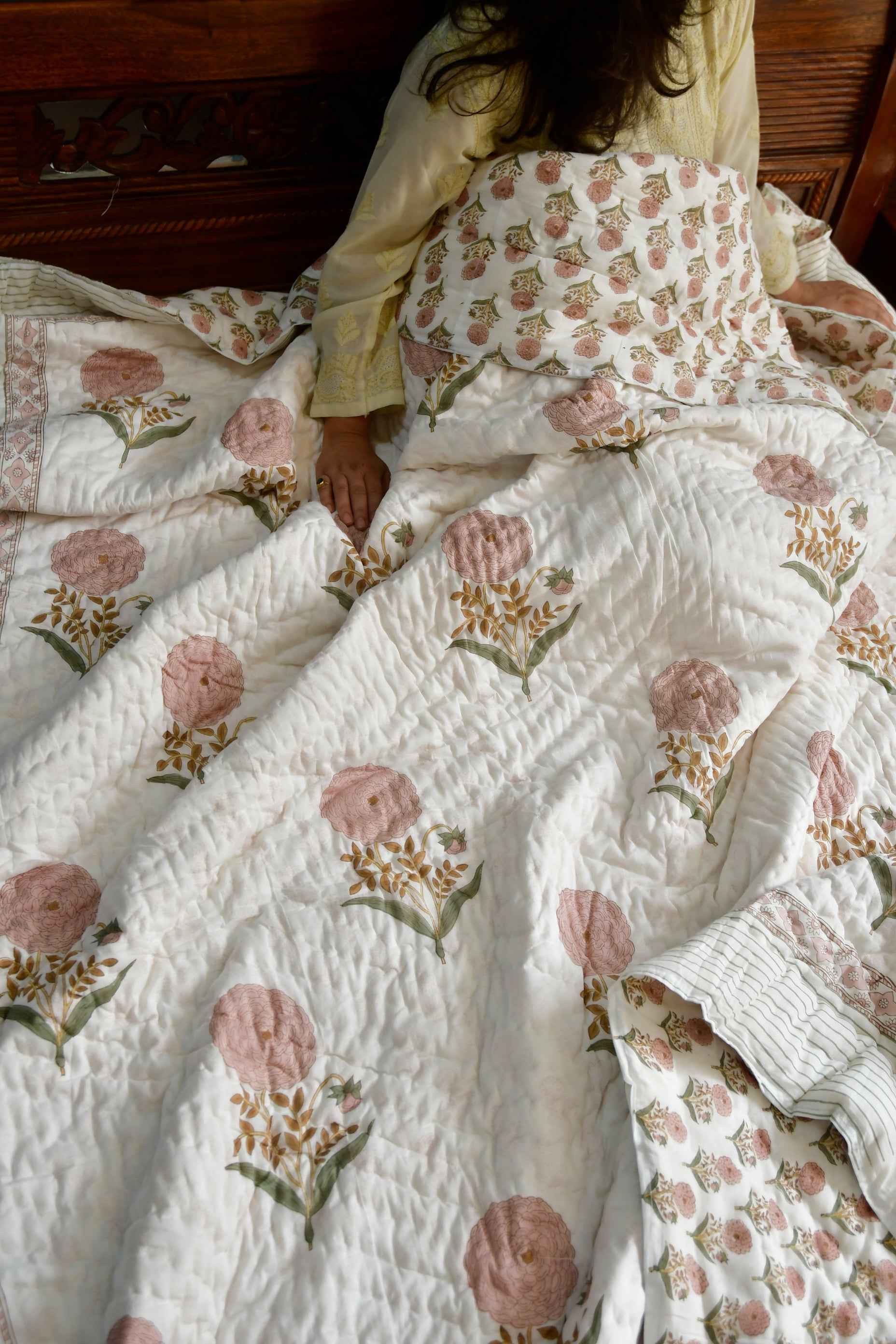 Pink Phool Quilt: Experience Floral Beauty & Cozy Comfort