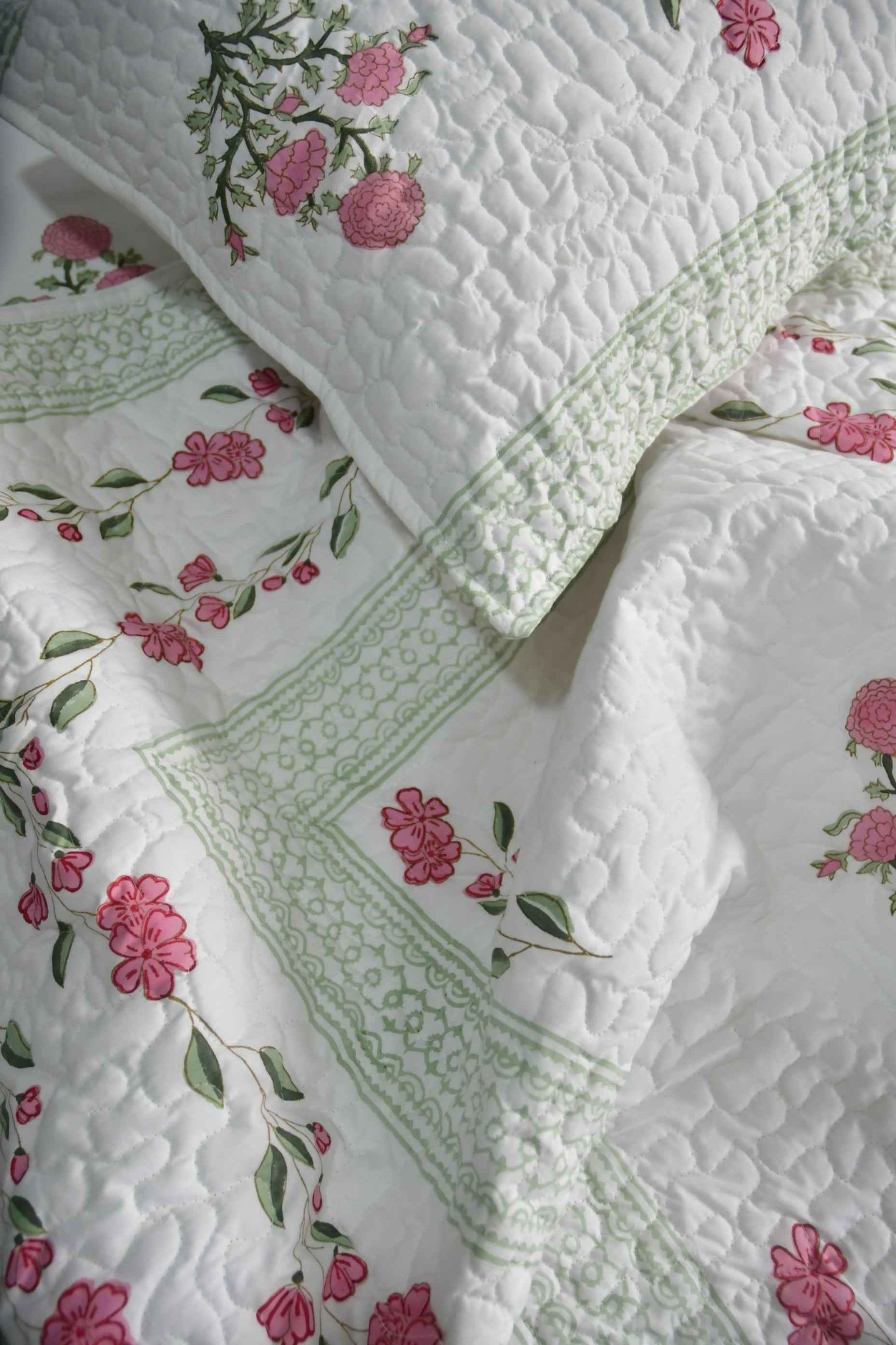 Pink Gulshan Quilted Bedcover : Stylish and Simple