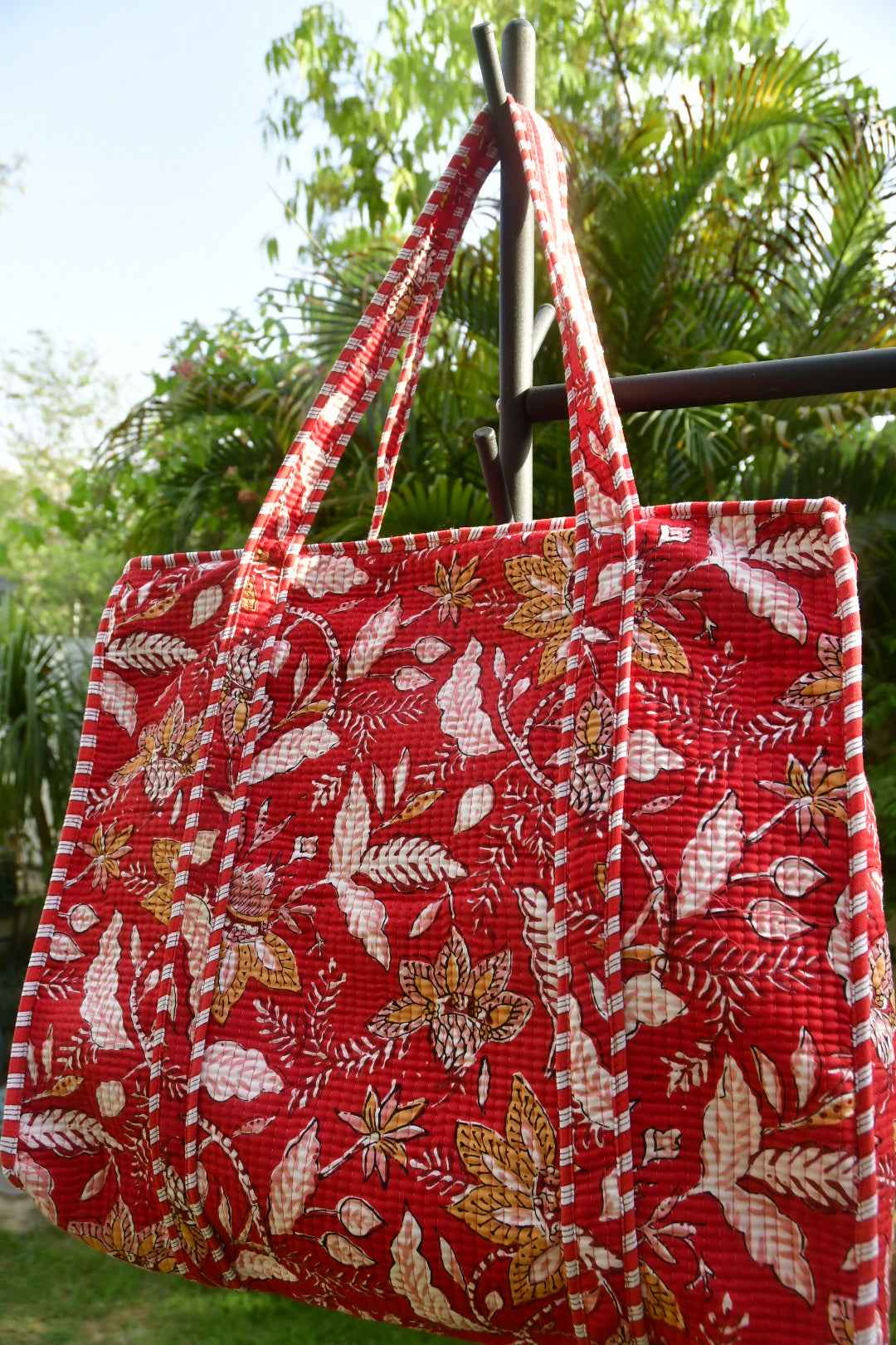Lovely Red Zipper Tote Bag: Hand-Blocked Beauty