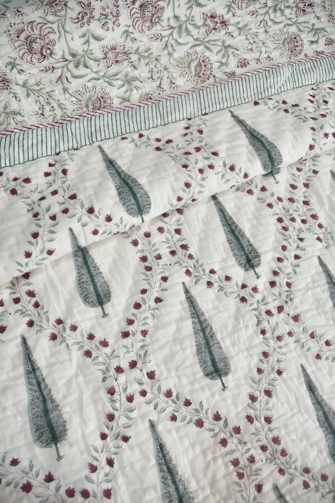 Quilt with feather and floral pattern
