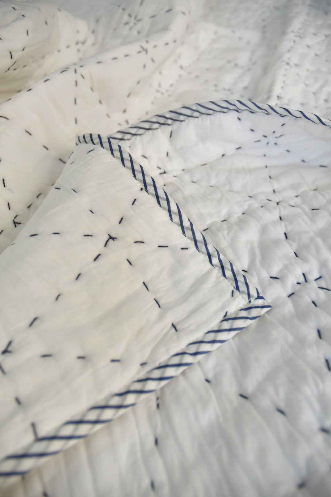 Snow White Kantha Stitch Jaipuri Cotton Quilt – Premium Mul Mul Rajai