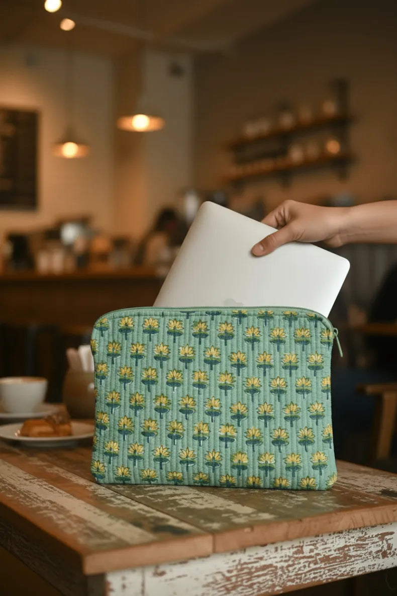 Person holding a laptop and putting it in in Sleeve