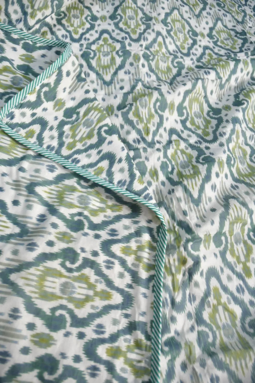 Green and white reversible Dohar