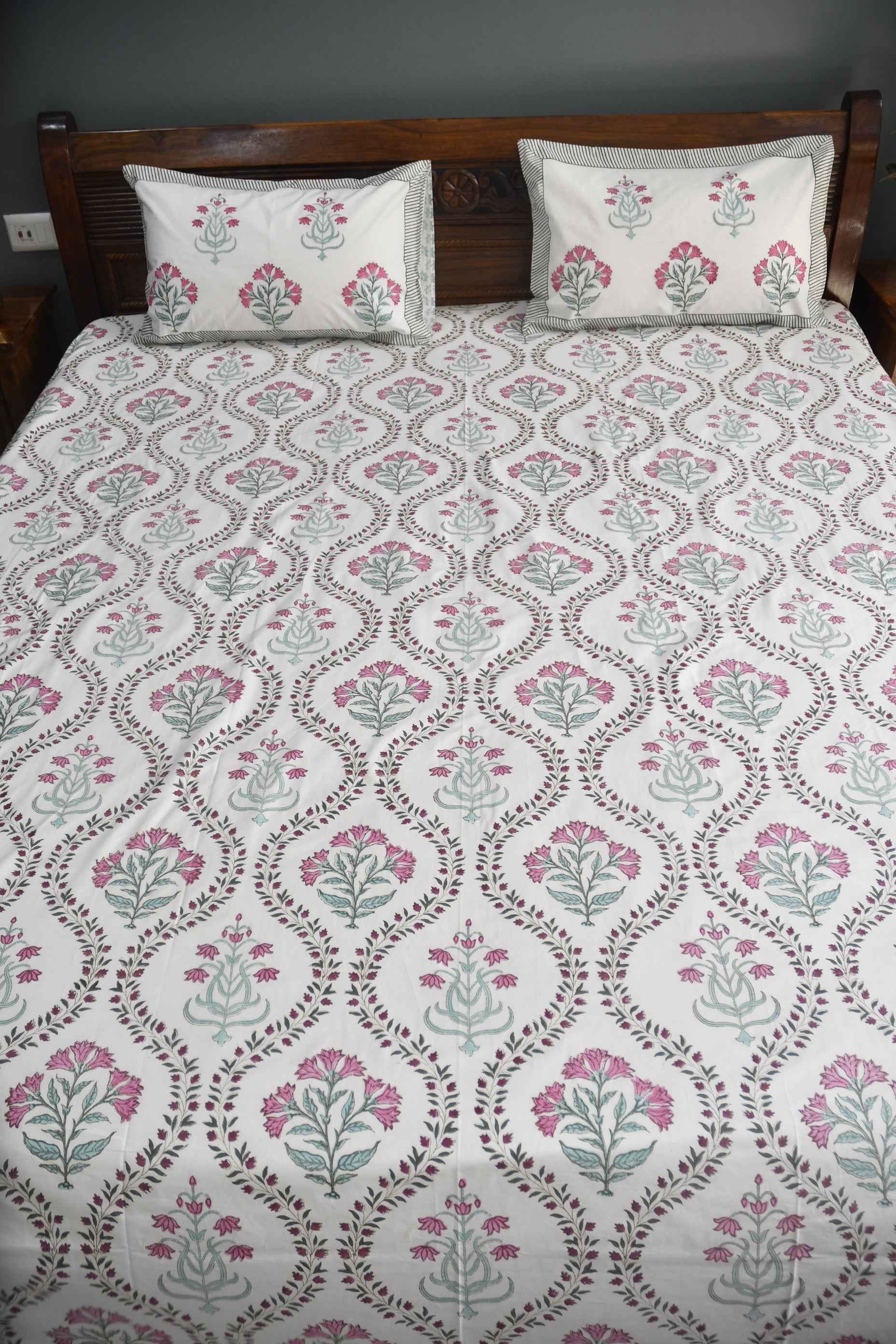 Gulaabi jaal Bedsheet - Timeless Elegance