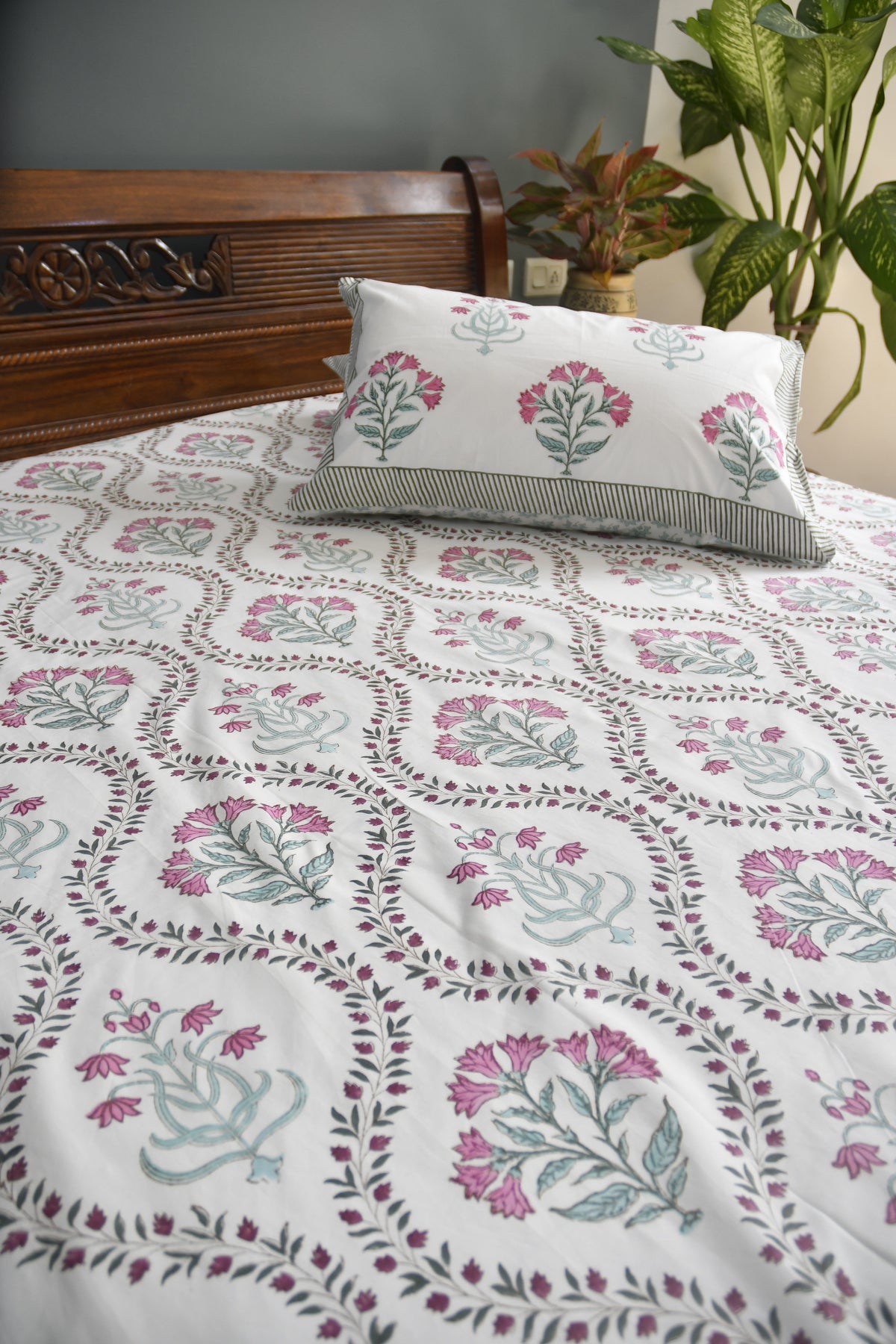 Gulaabi jaal Bedsheet - Timeless Elegance