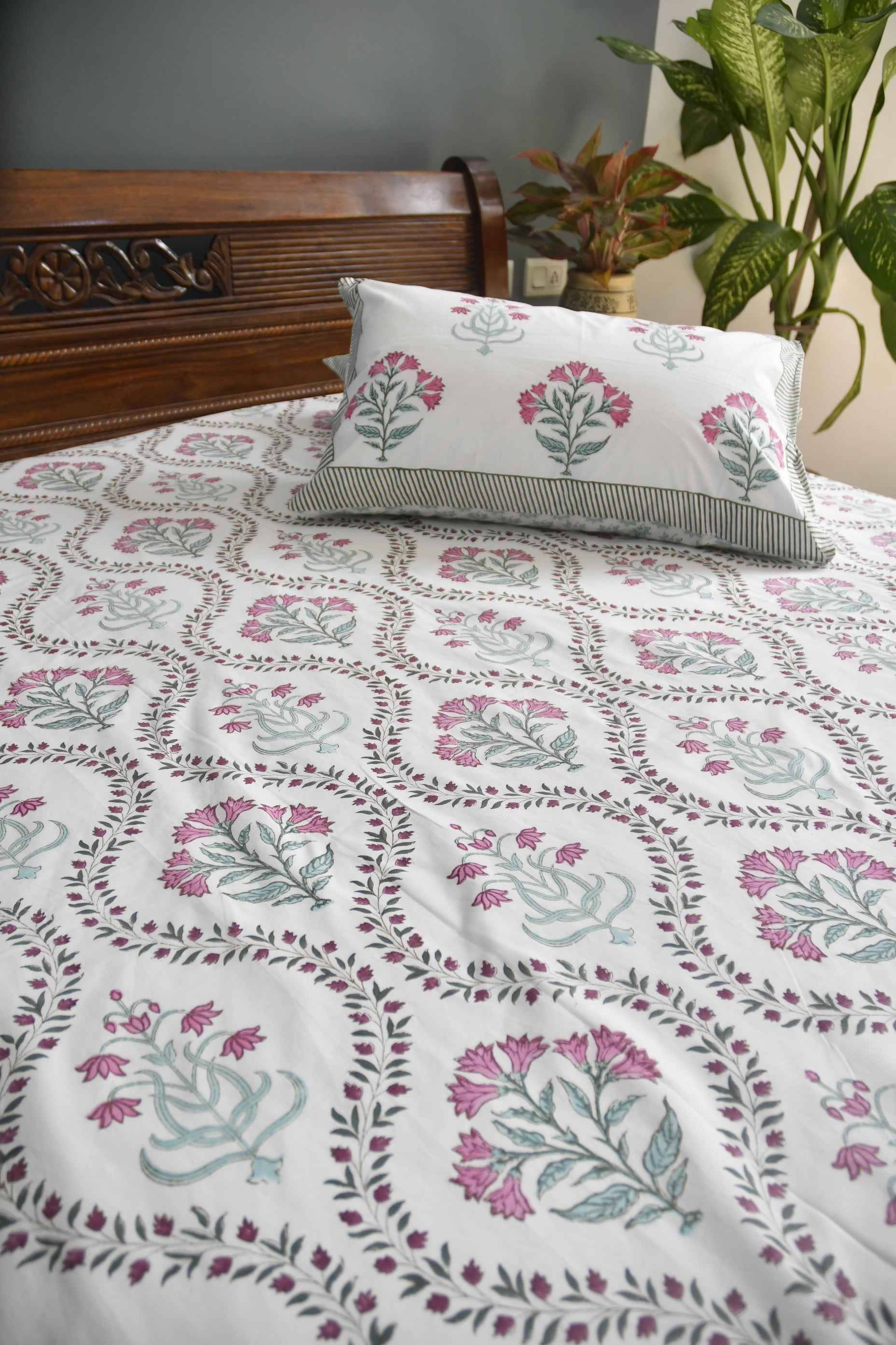 Gulaabi jaal Bedsheet - Timeless Elegance