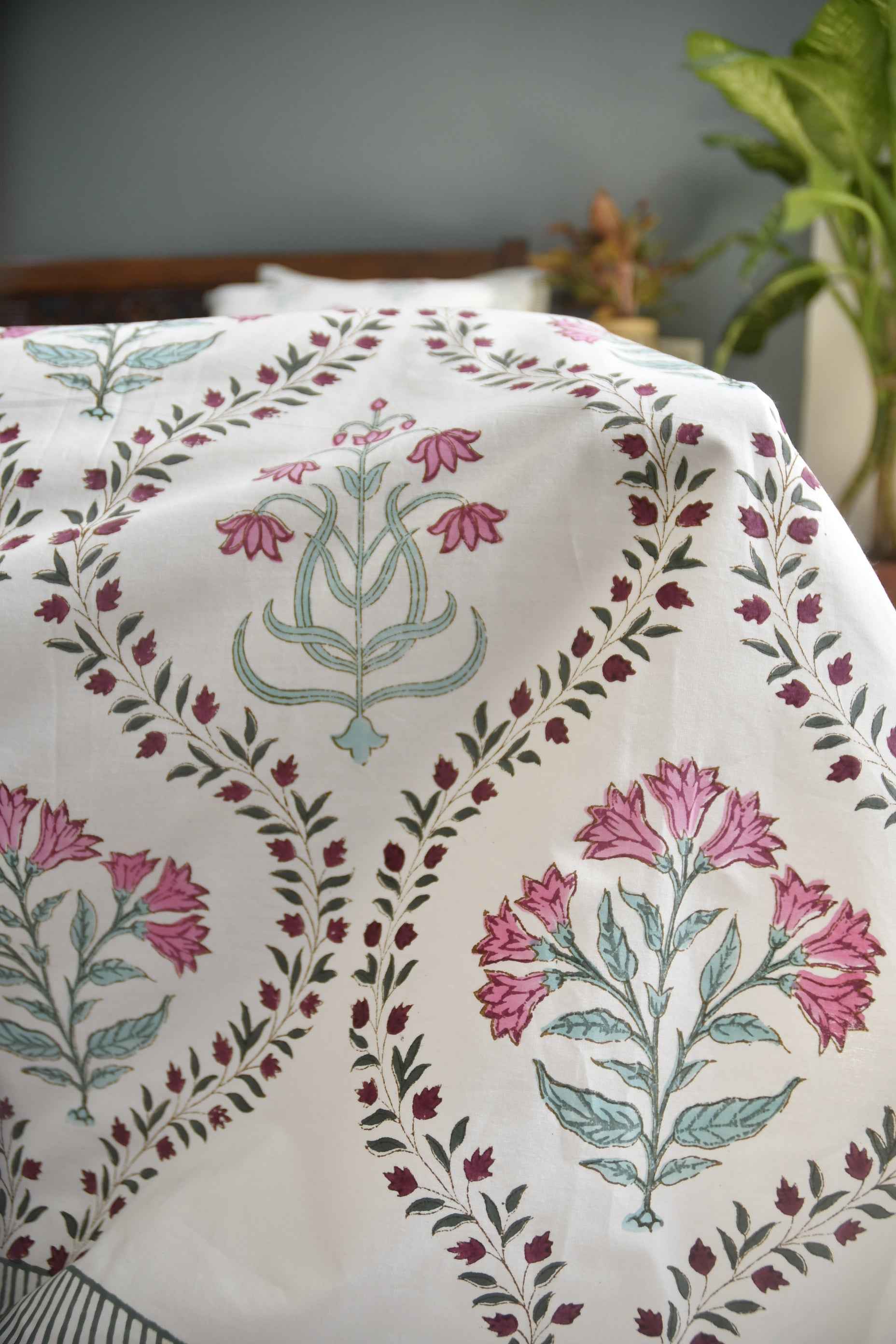 Gulaabi jaal Bedsheet - Timeless Elegance