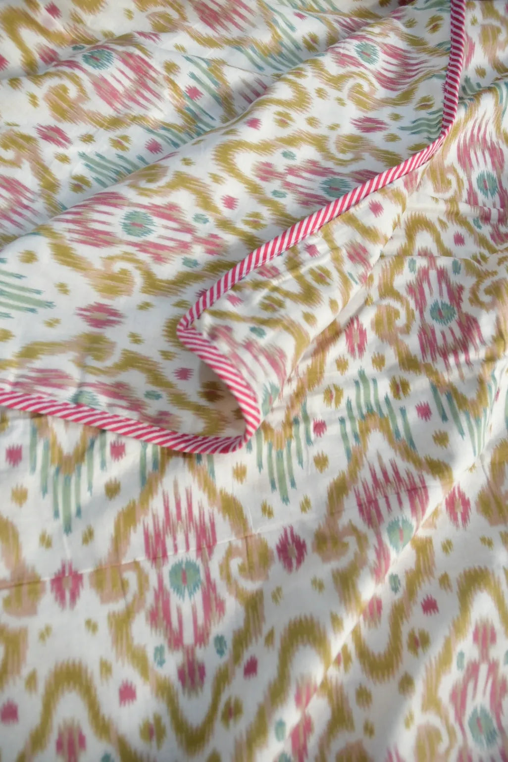 Jaipuri dohar in pink and white close up 